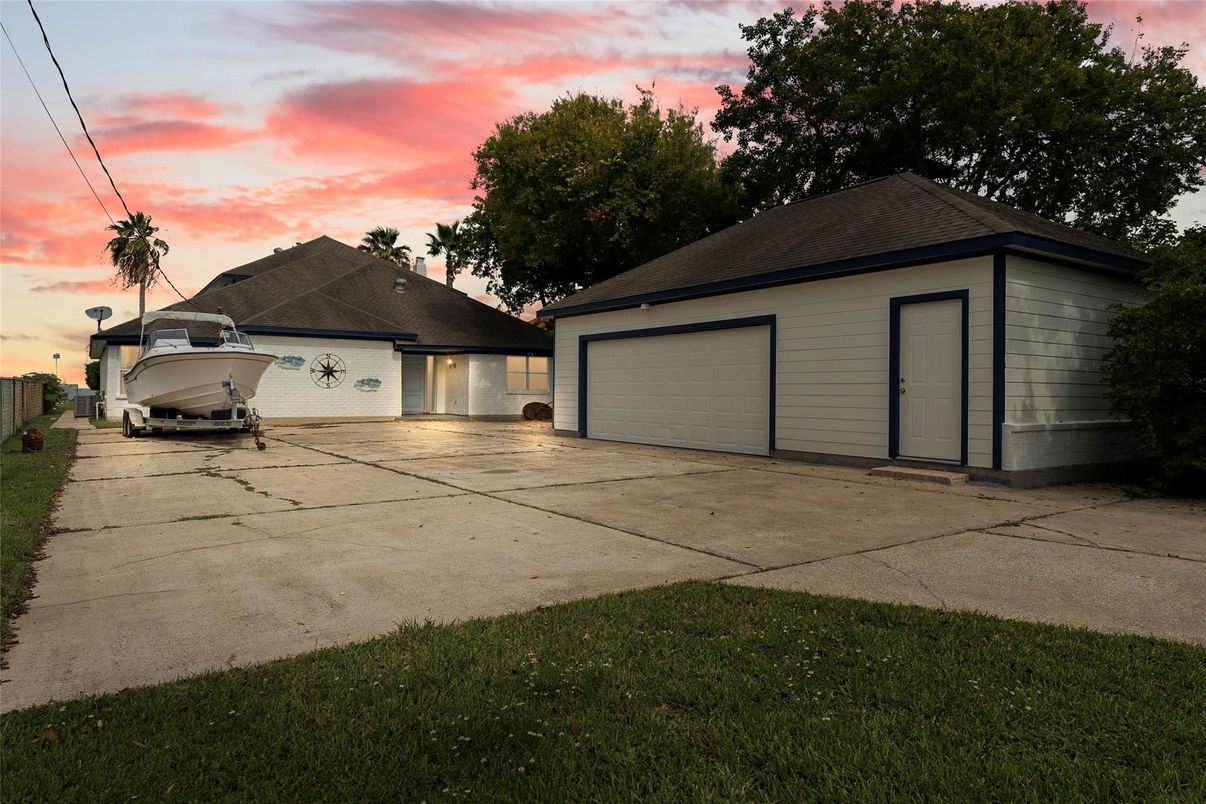 Detached Garage, Exterior