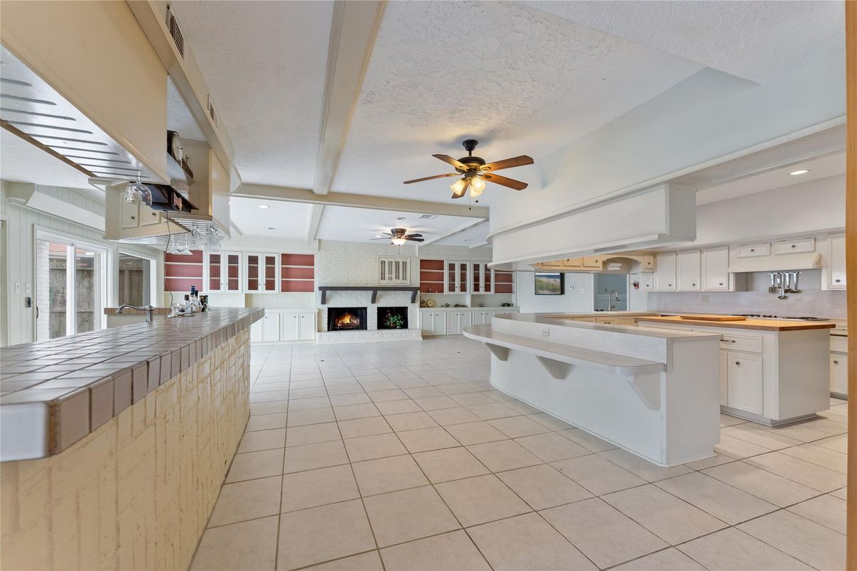 Fireplace, Interior, Kitchen, Recessed Lighting
