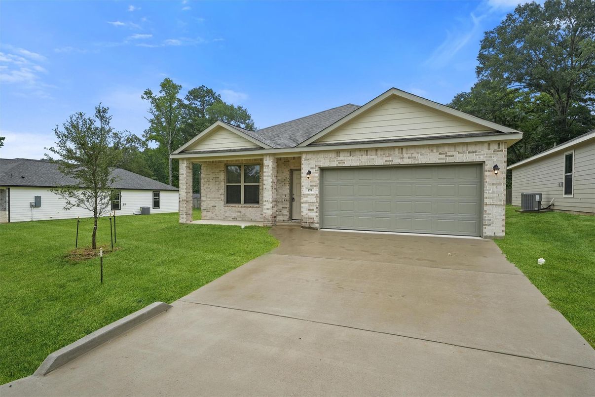 Attached, Exterior, Facade, Ranch