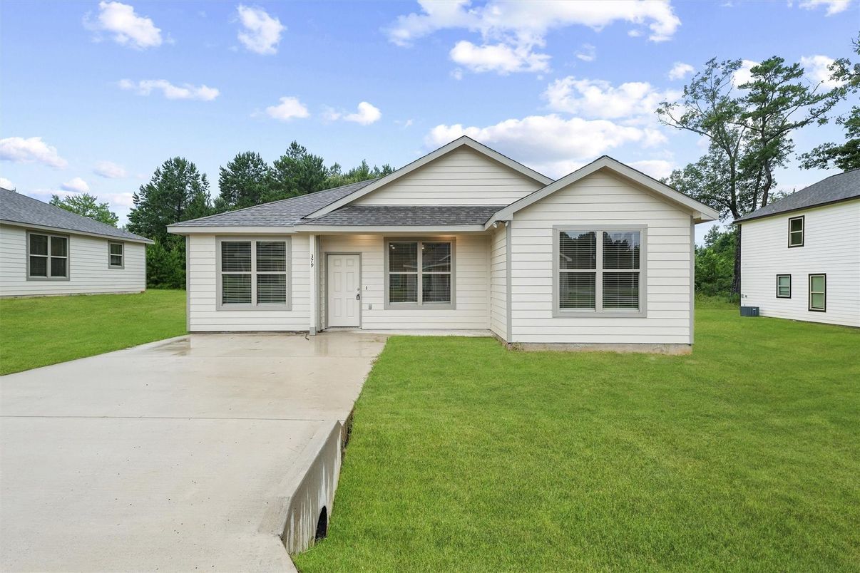 Backyard, Exterior, Facade, Ranch