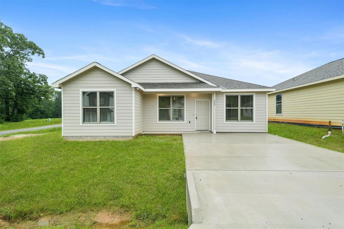 Exterior, Facade, Ranch