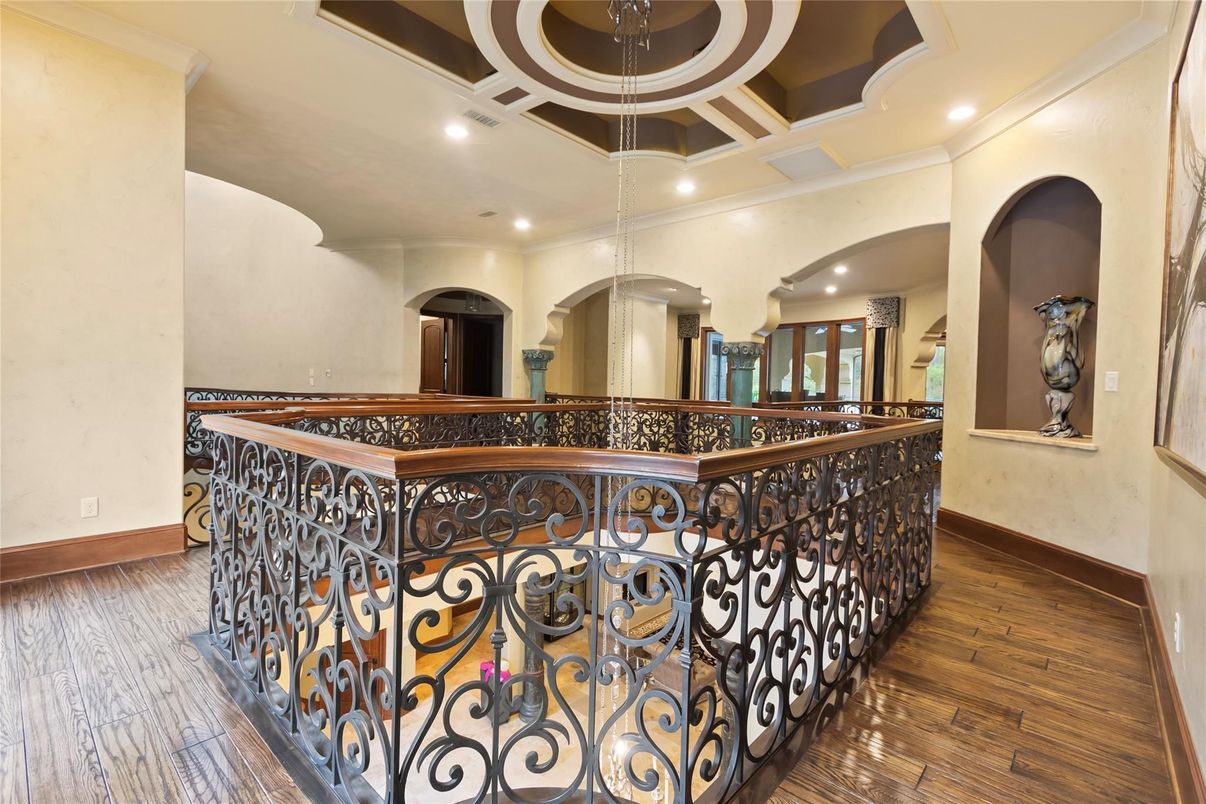 Interior, Recessed Lighting, Wood Texture Flooring