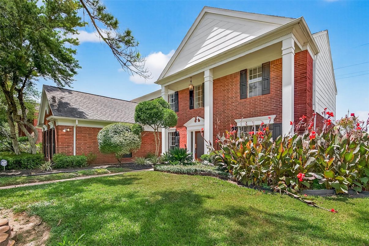 Exterior, Facade, Brick Facade, American Foursquare