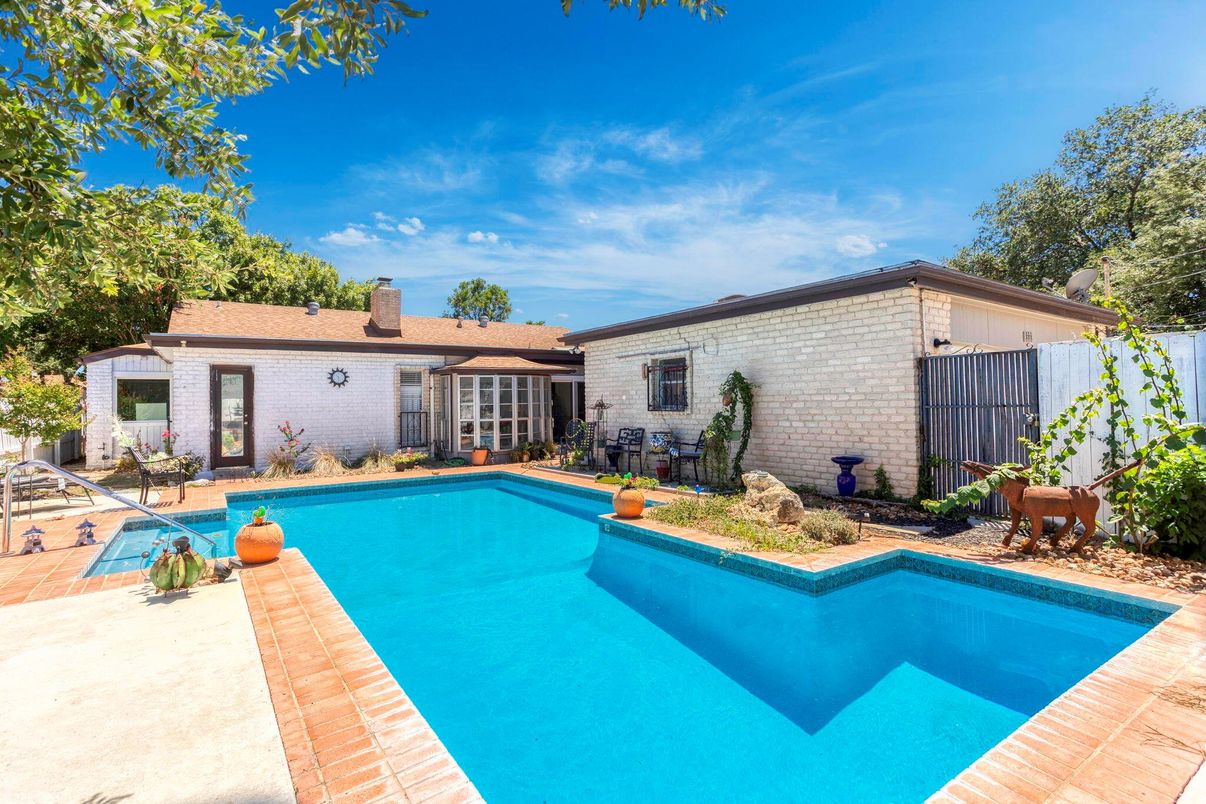 Exterior, Pool