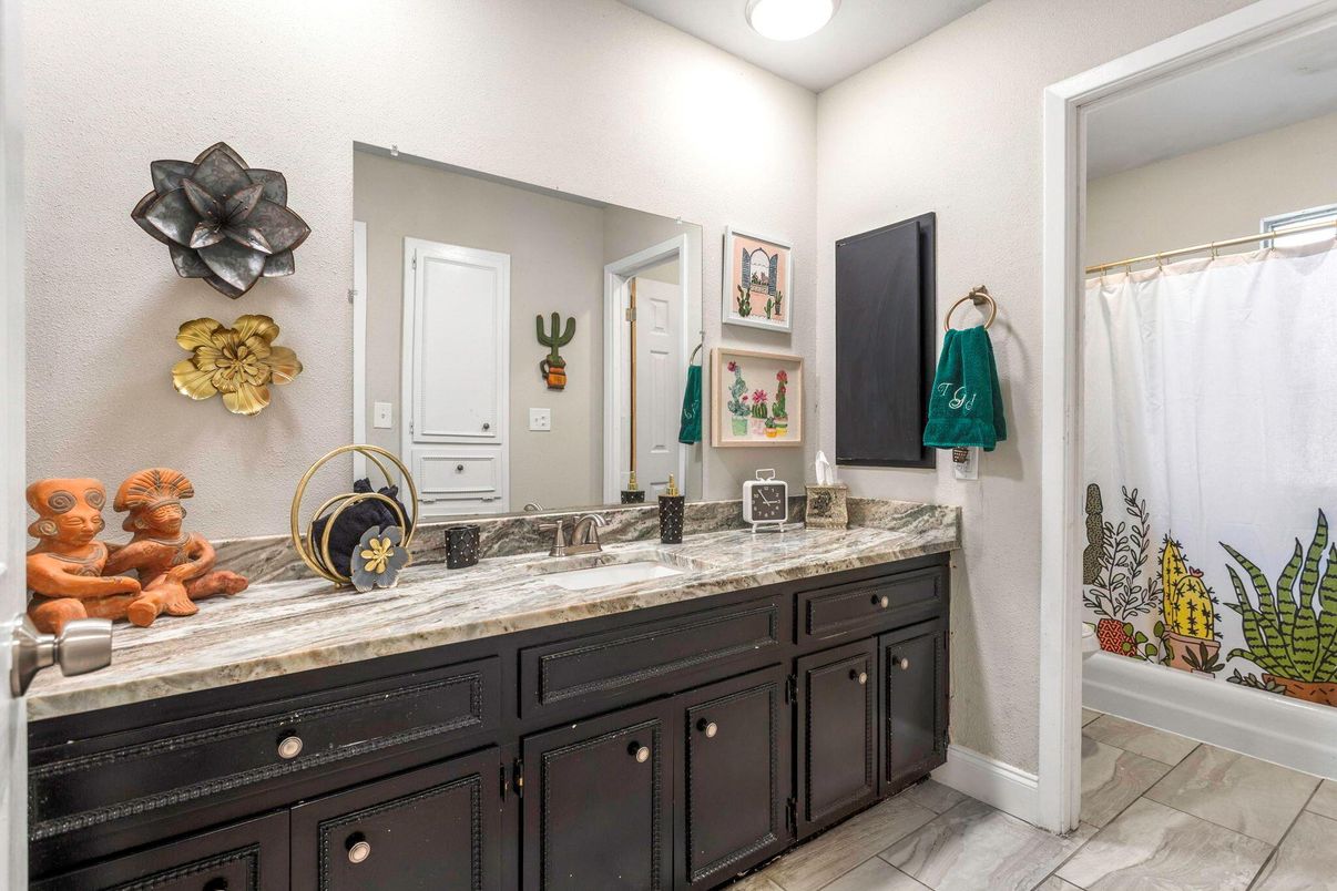 Bathroom, Dual Sink Vanities, Interior, Recessed Lighting