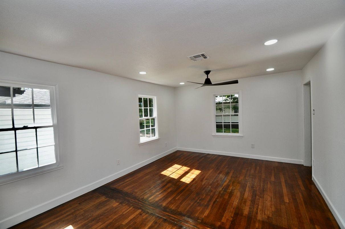Empty room, Interior, Recessed Lighting, Wood Texture Flooring