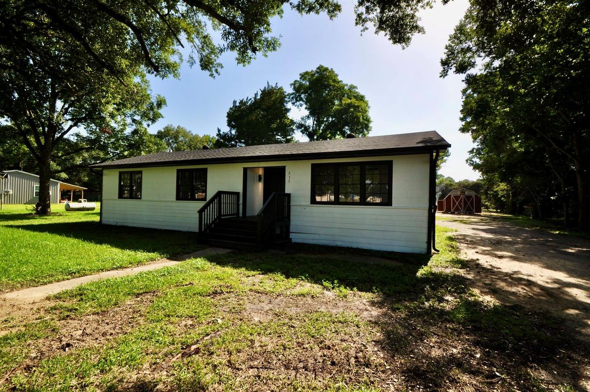 Backyard, Exterior, Facade, Ranch