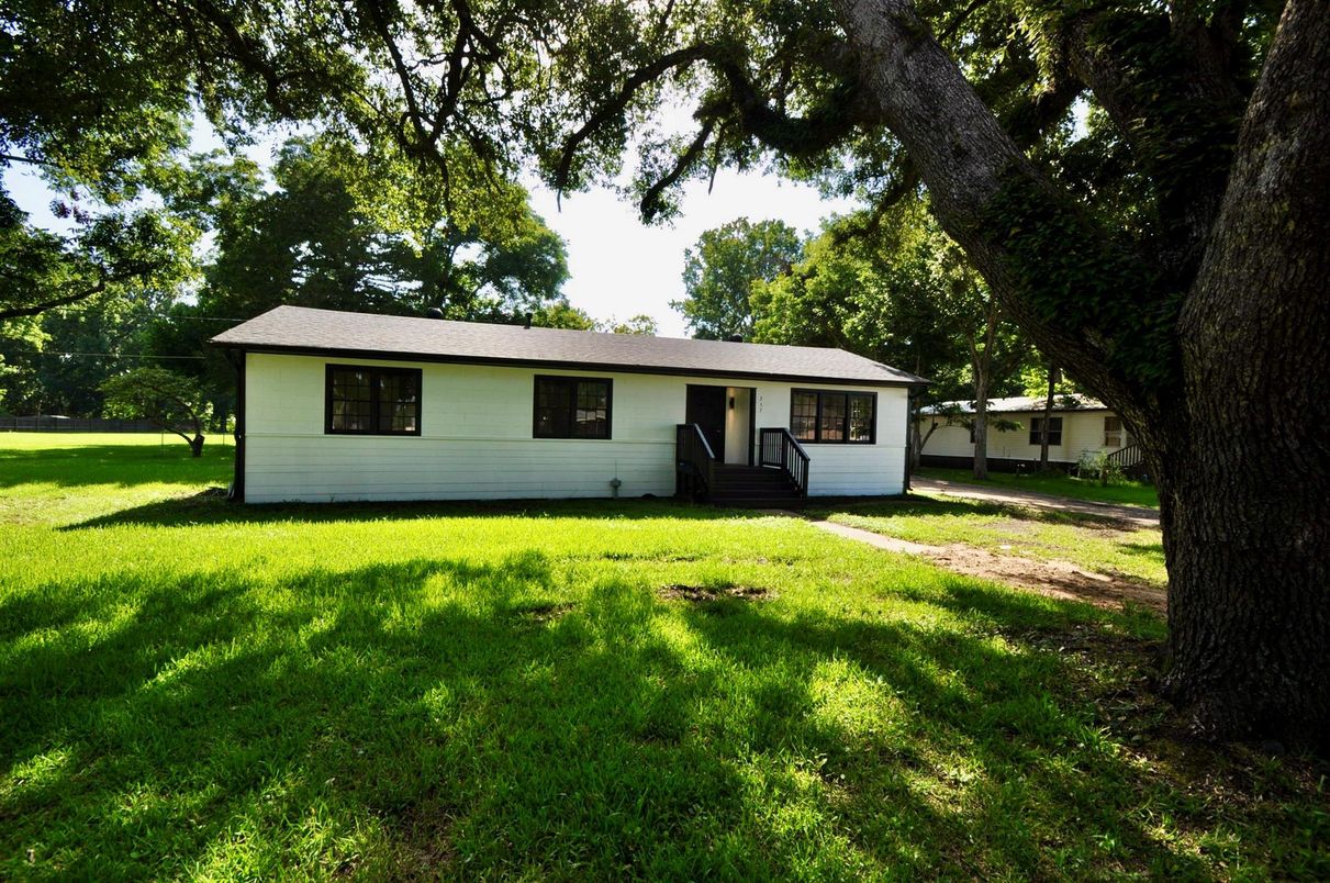 Backyard, Exterior, Facade, Ranch