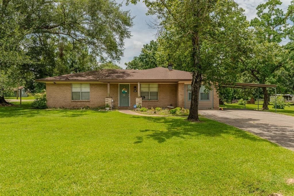 Backyard, Exterior, Facade, Brick Facade, Ranch