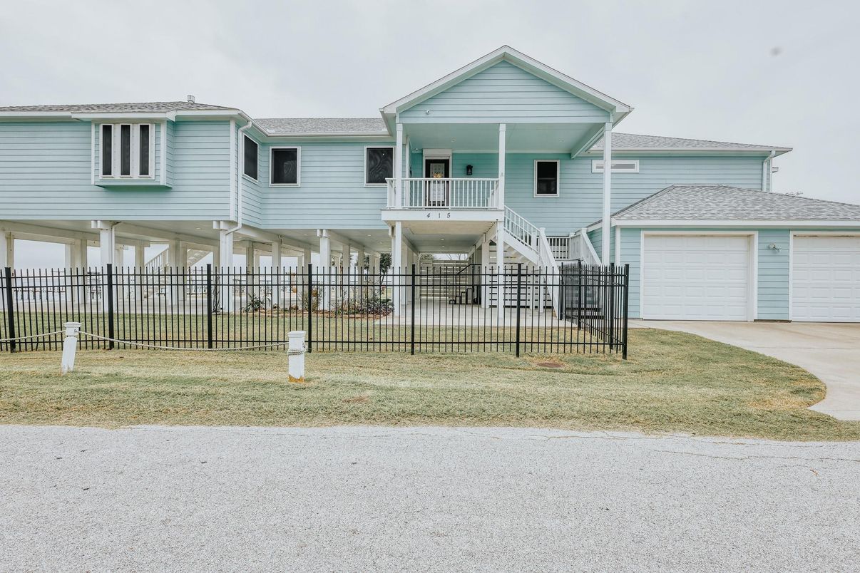 Attached, Exterior, Facade, Rowhouse