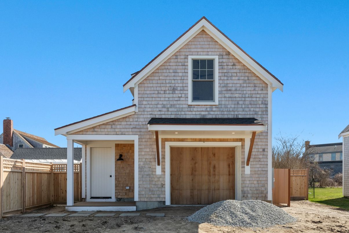 Attached, Exterior, Facade, Brick Traditional
