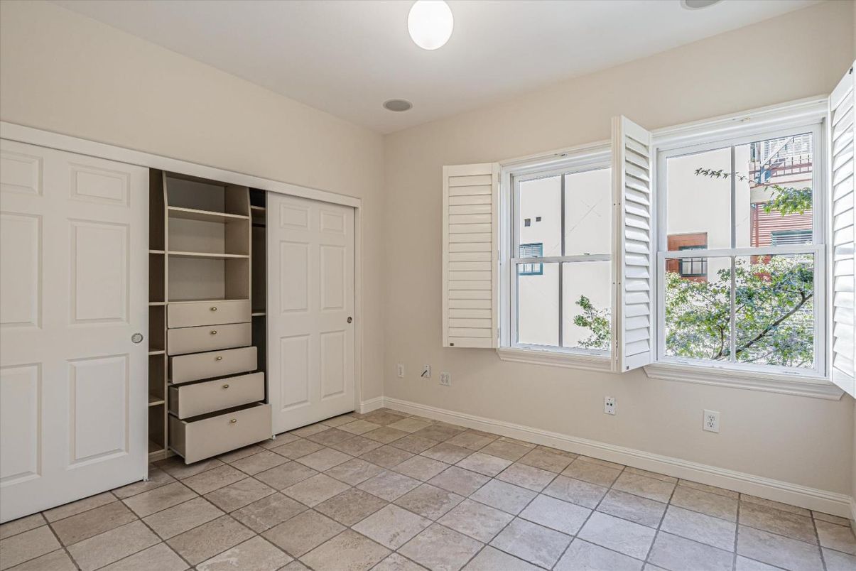 Empty room, Interior