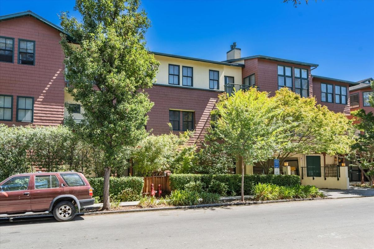 Exterior, Facade, Brick Facade, Rowhouse