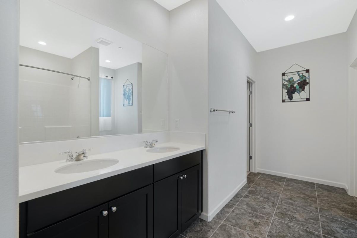Bathroom, Dual Sink Vanities, Interior, Recessed Lighting