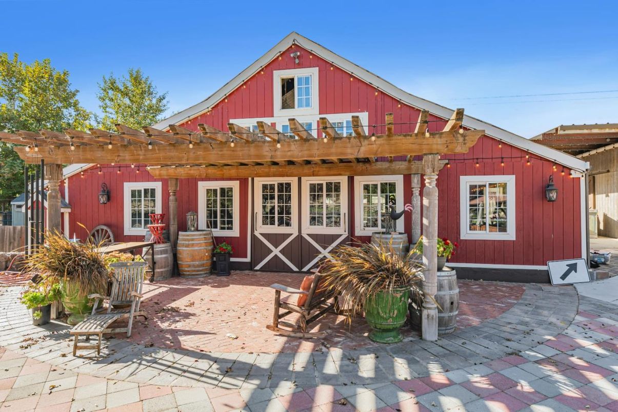 Exterior, Facade, Farmhouse