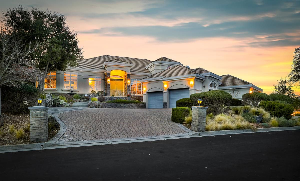 Attached, Exterior, Facade, Mediterranean