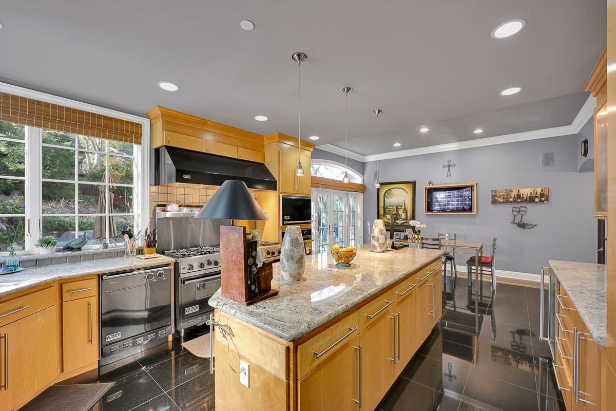Dining room, Interior, Kitchen, Pendant Lights, Recessed Lighting, Stainless Steel Appliances