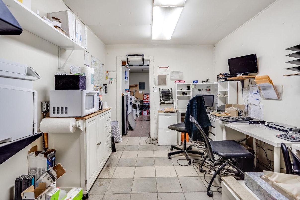 Home Office, Interior