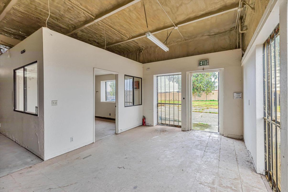 Empty room, Interior, Wooden Ceilings