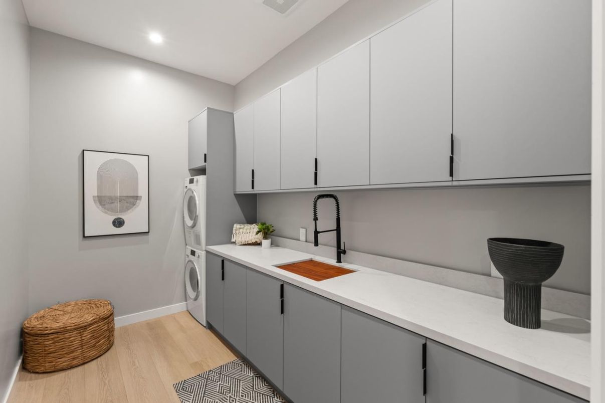 Interior, Recessed Lighting, Washer, Wood Texture Flooring