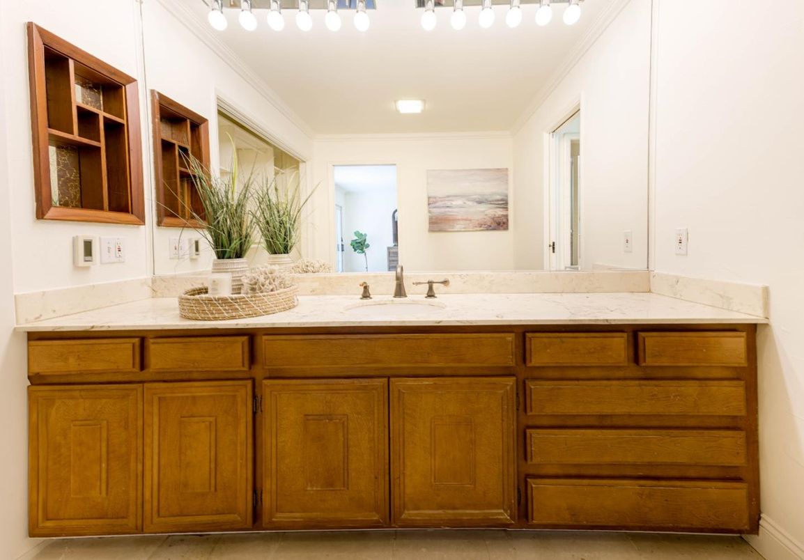 Bathroom, Dual Sink Vanities, Interior, Recessed Lighting