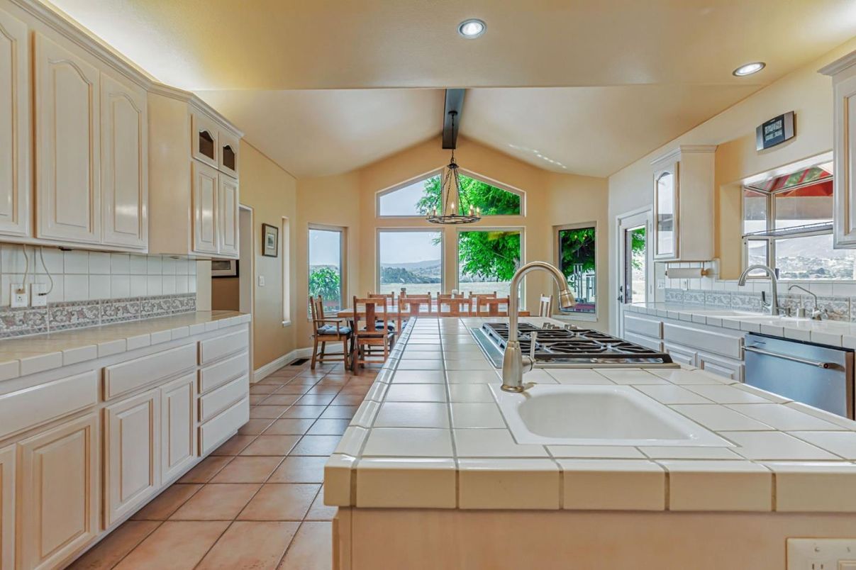 Dining room, Interior, Kitchen, Pendant Lights, Recessed Lighting, Tile Countertops