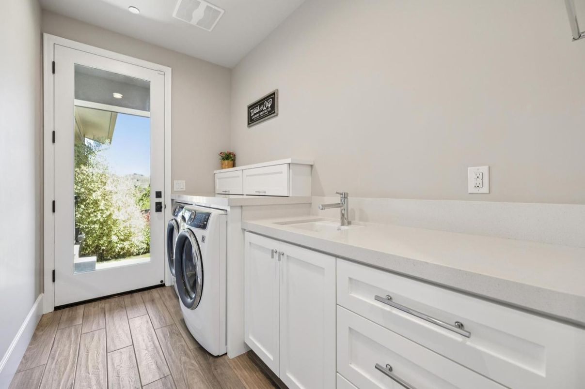 Interior, Recessed Lighting, Washer, Wood Texture Flooring