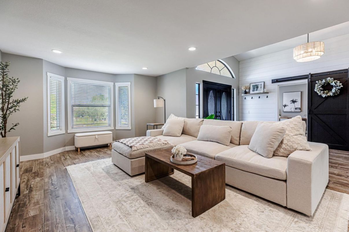 Interior, Living room, Pendant Lights, Recessed Lighting, Wood Texture Flooring