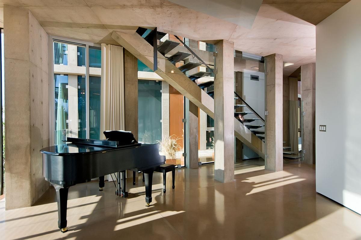 Interior, Piano