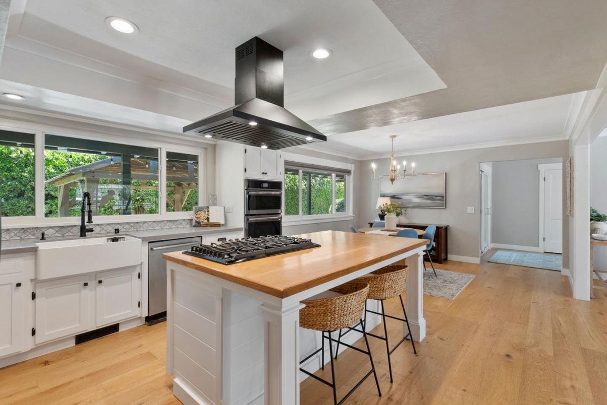 Chandelier, Dining room, Interior, Kitchen, Pendant Lights, Recessed Lighting, Stainless Steel Appliances, Wood Texture Flooring