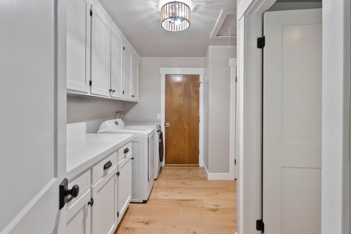 Interior, Washer, Wood Texture Flooring