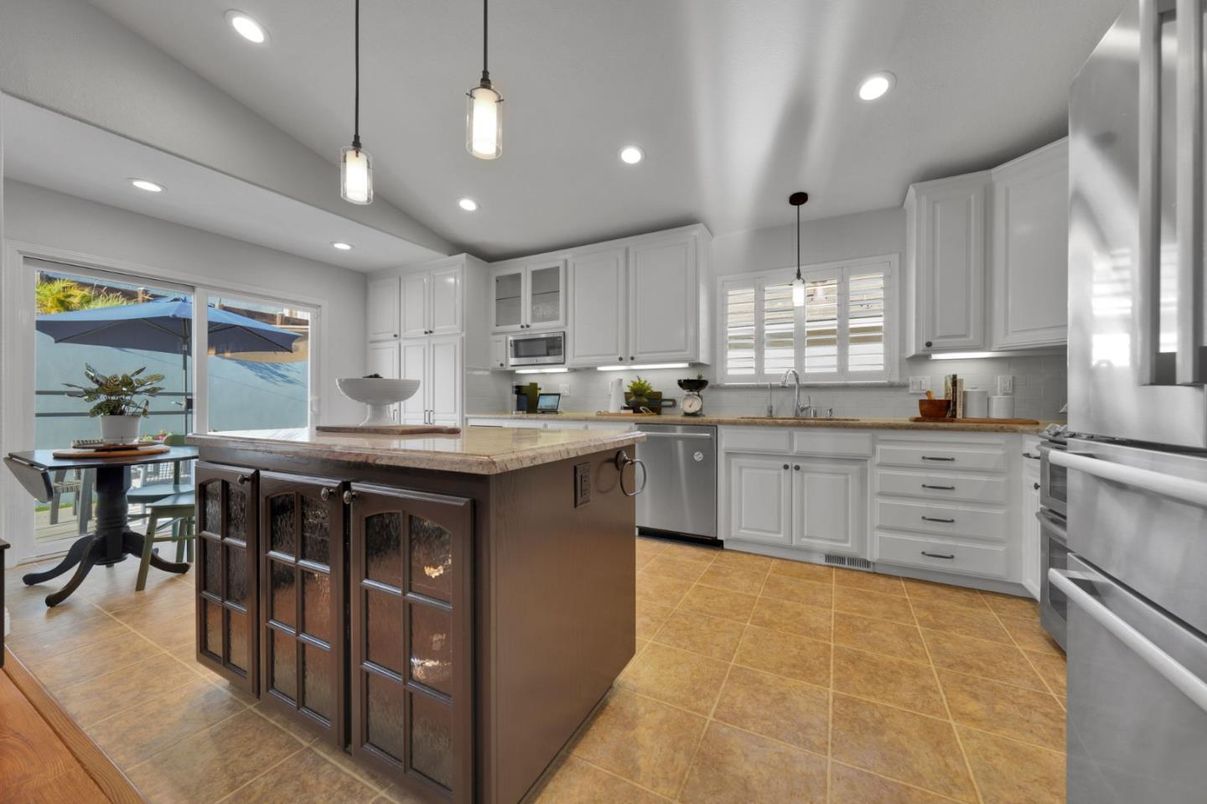 Dining room, Interior, Kitchen, Pendant Lights, Recessed Lighting, Stainless Steel Appliances