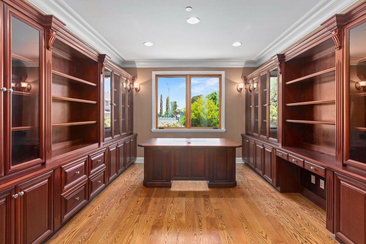 Interior, Recessed Lighting, Wood Texture Flooring