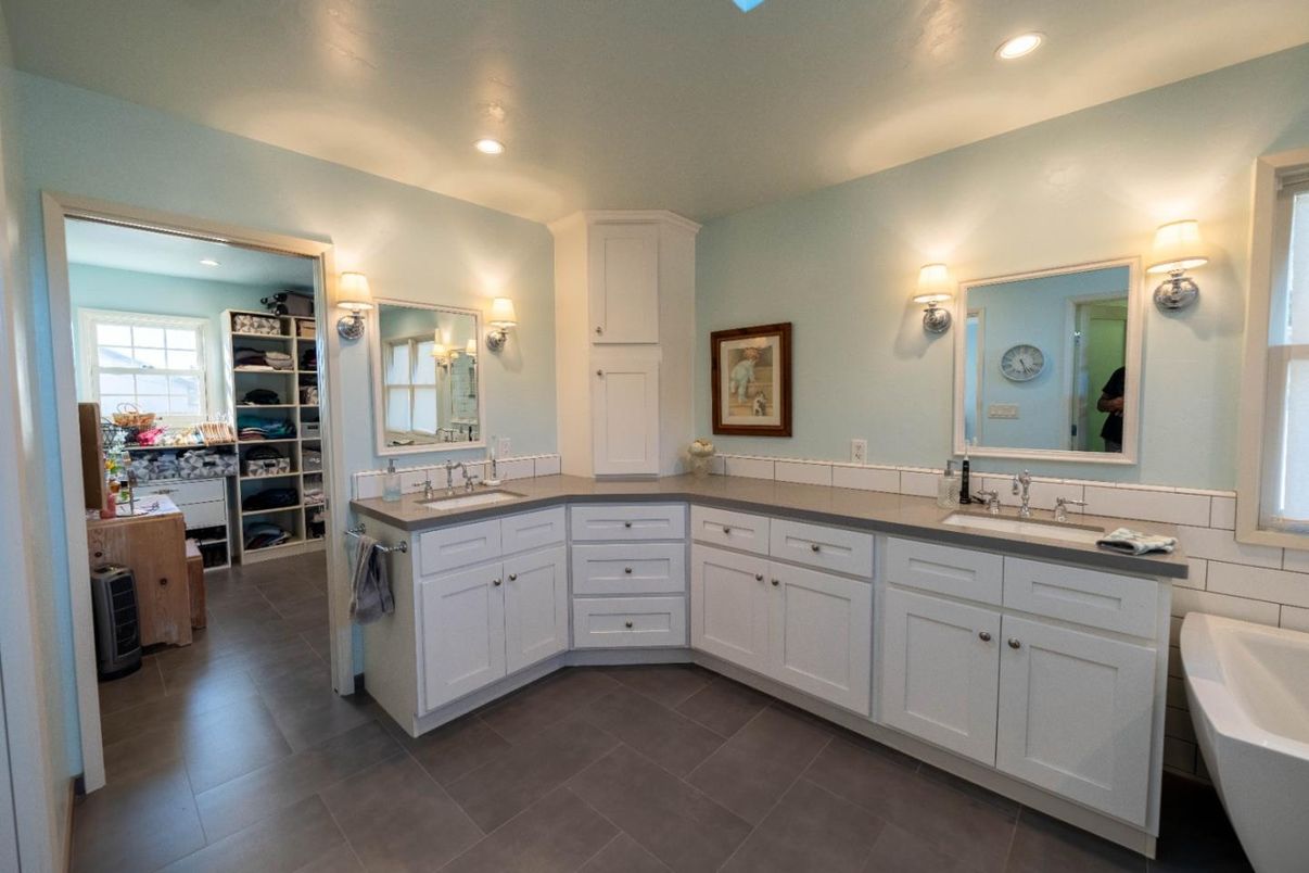 Bathroom, Dual Sink Vanities, Interior, Recessed Lighting