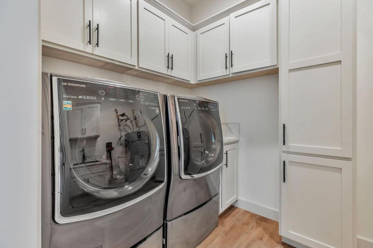 Interior, Washer, Wood Texture Flooring