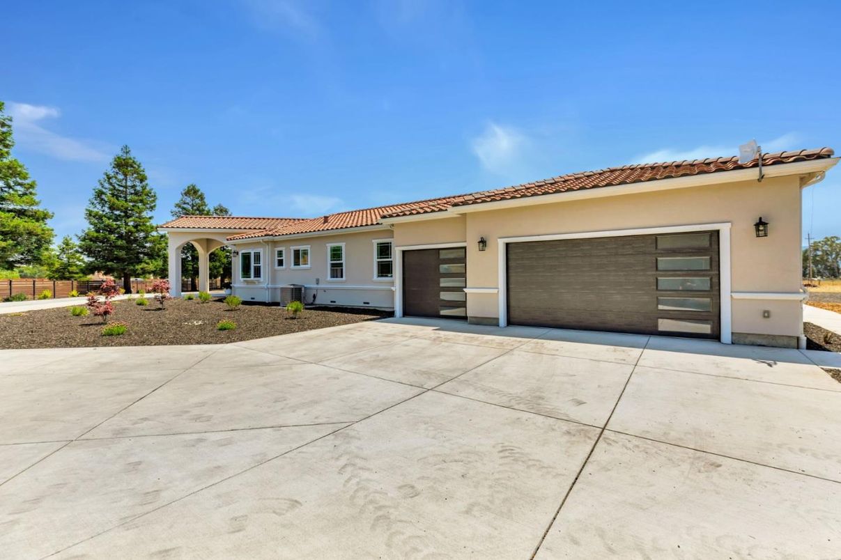 Attached, Exterior, Facade, Mediterranean