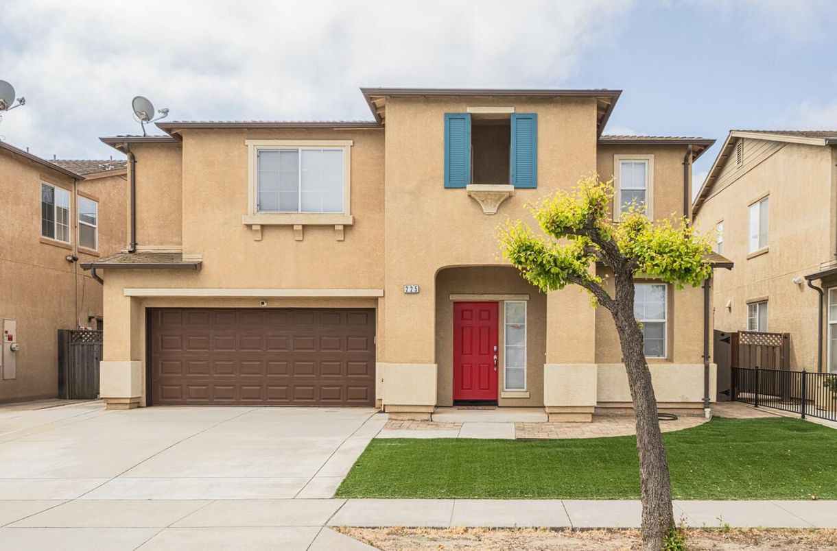 Attached, Exterior, Facade, Mediterranean