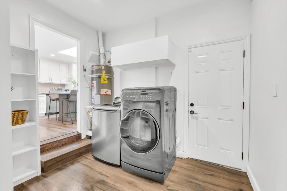 Interior, Recessed Lighting, Washer, Wood Texture Flooring