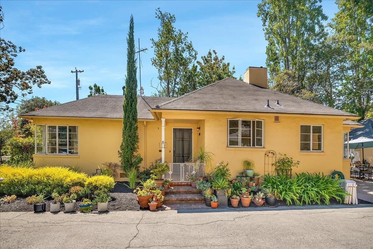 Exterior, Facade, Ranch