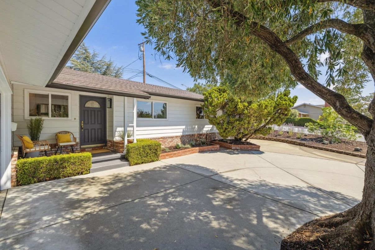 Exterior, Facade, Ranch