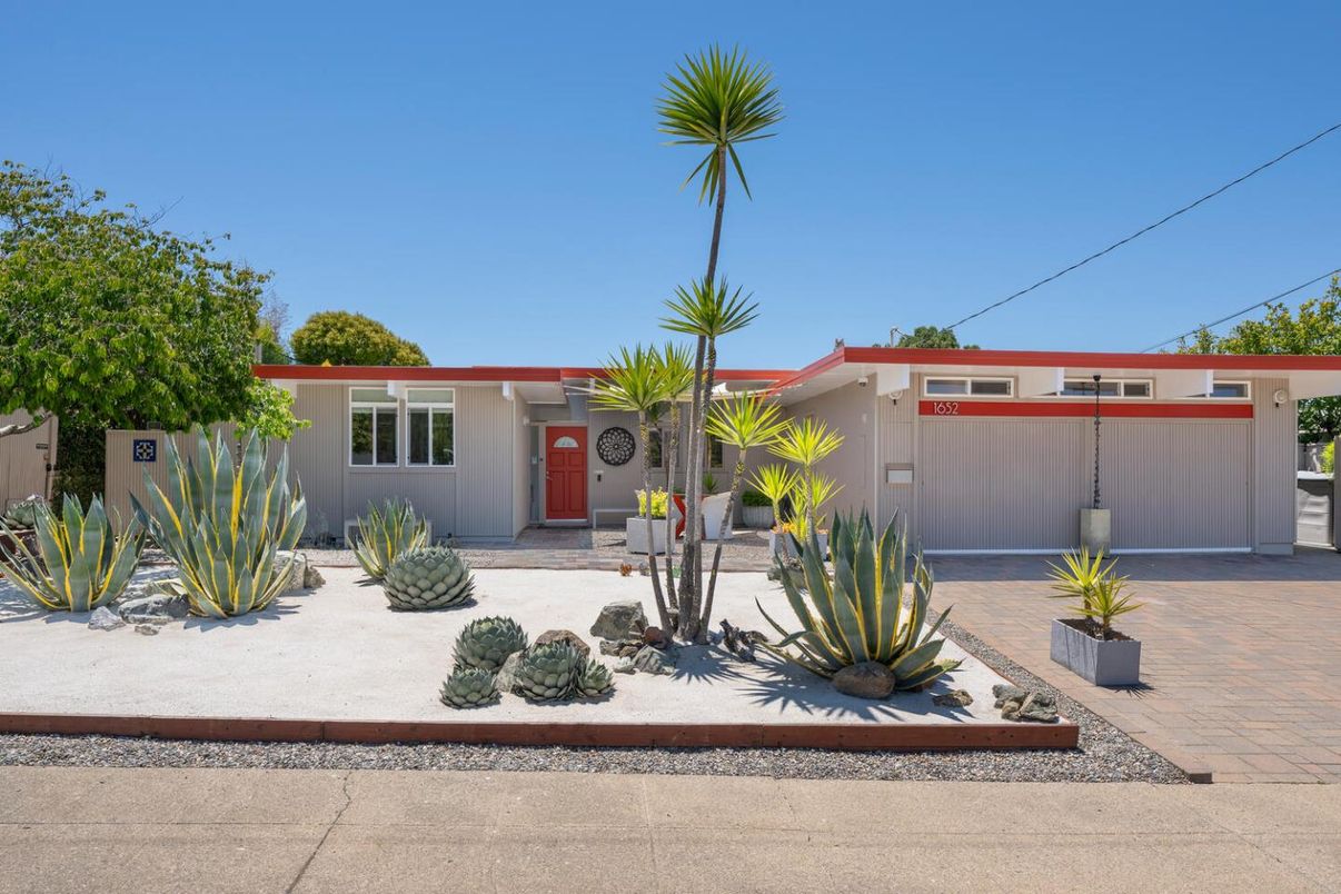 Exterior, Facade, Ranch