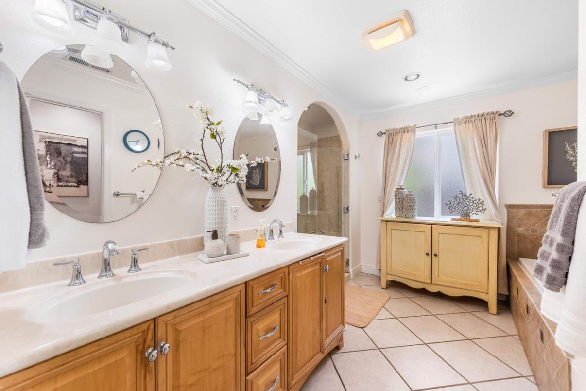 Bathroom, Dual Sink Vanities, Interior, Recessed Lighting