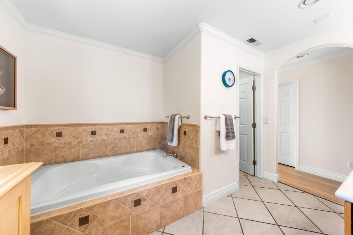 Bathroom, Interior, Recessed Lighting, Wood Texture Flooring