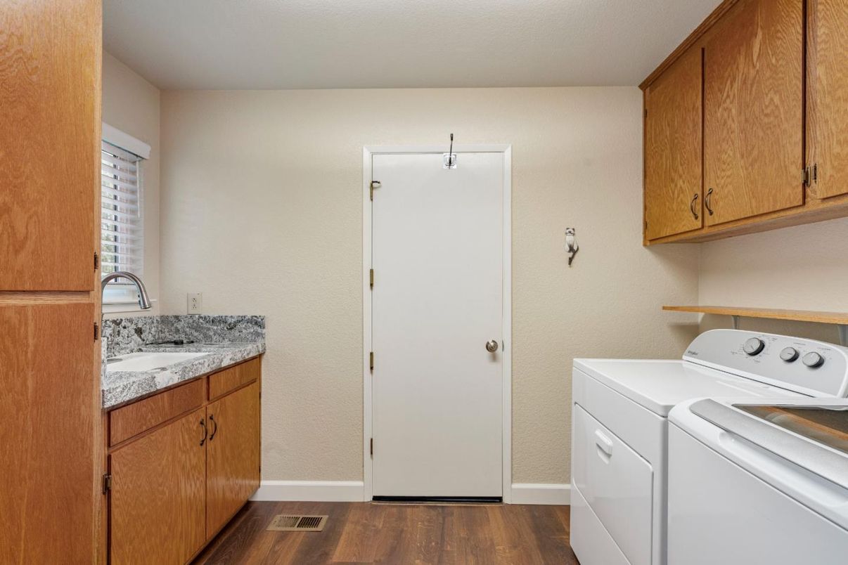 Interior, Washer, Wood Texture Flooring