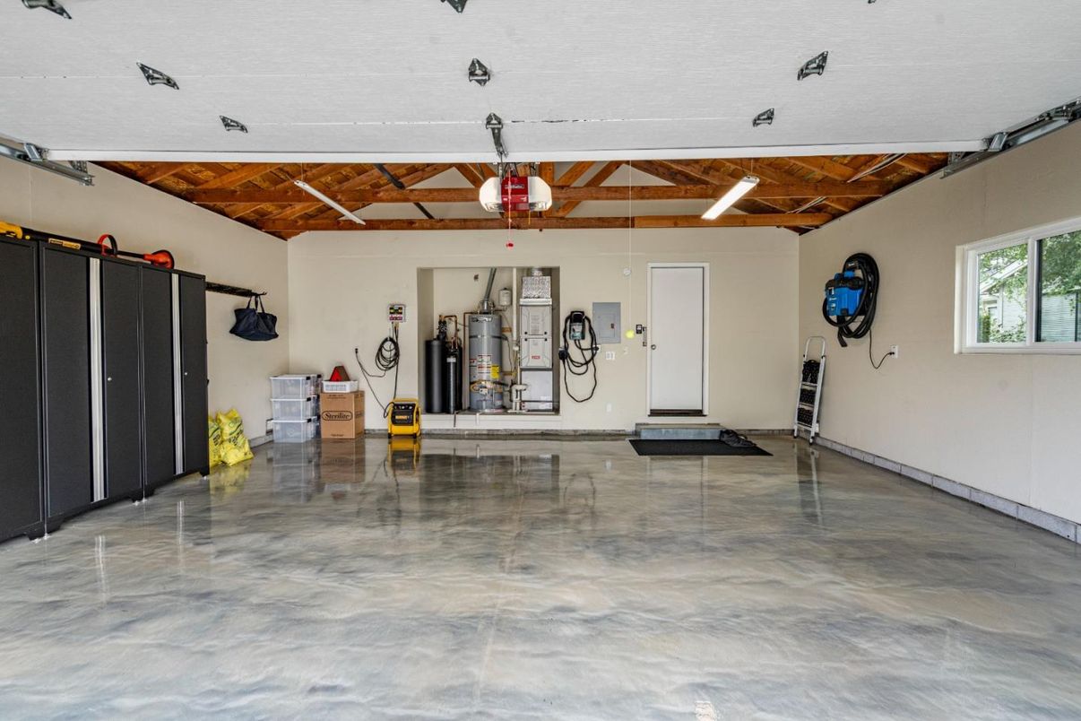 Garage, Interior, Wooden Beams