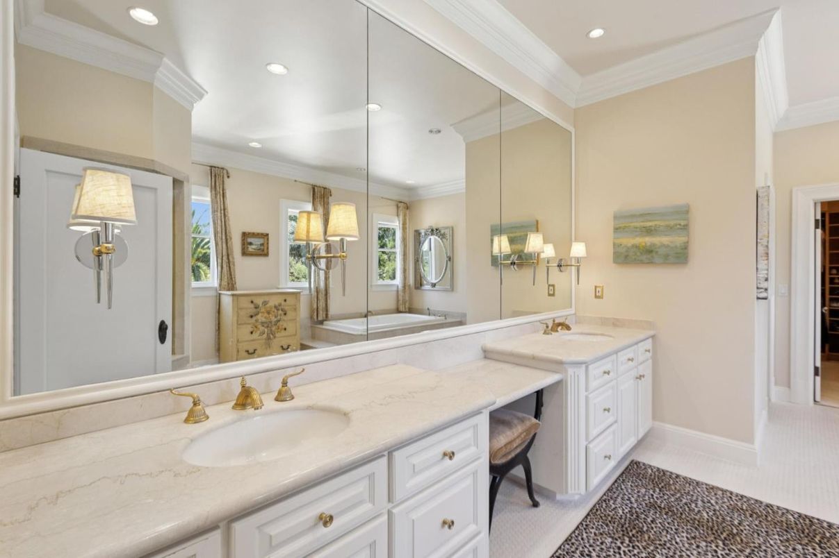 Bathroom, Dual Sink Vanities, Interior, Recessed Lighting
