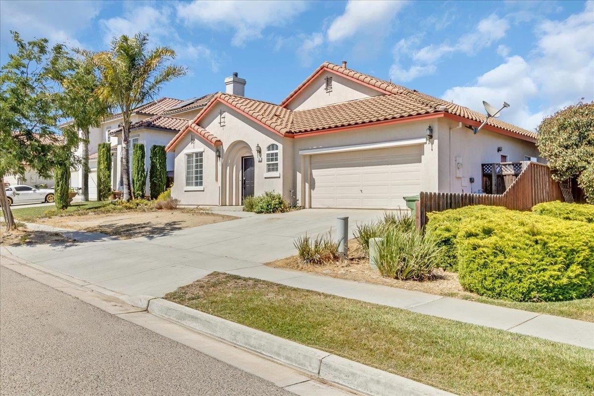 Attached, Exterior, Facade, Spanish Mediterranean