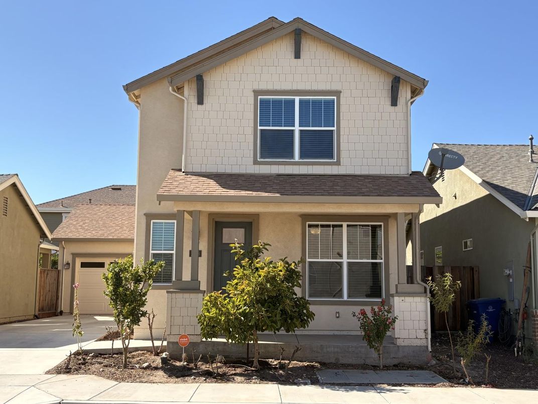 Attached, Exterior, Facade, American Craftsman