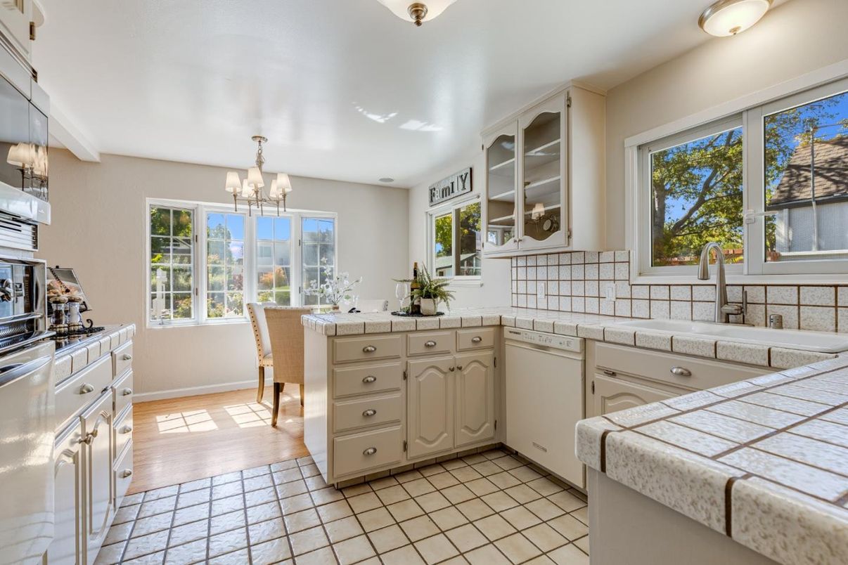 Chandelier, Dining room, Interior, Kitchen, Tile Countertops