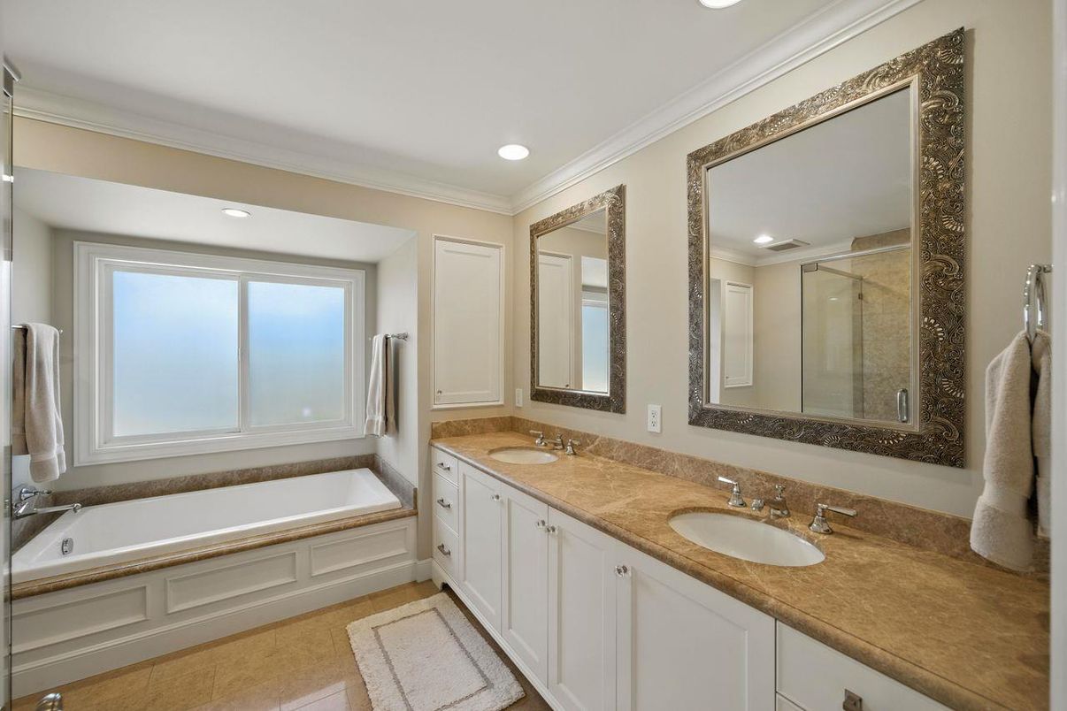 Bathroom, Dual Sink Vanities, Interior, Recessed Lighting
